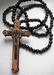 Bidsnoer/ketting houten, met een groot kruis, donker 