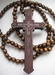 Bidsnoer/ketting houten, met een groot kruis, donkerbruin 