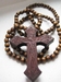 Bidsnoer/ketting houten, met een groot kruis, bruin 